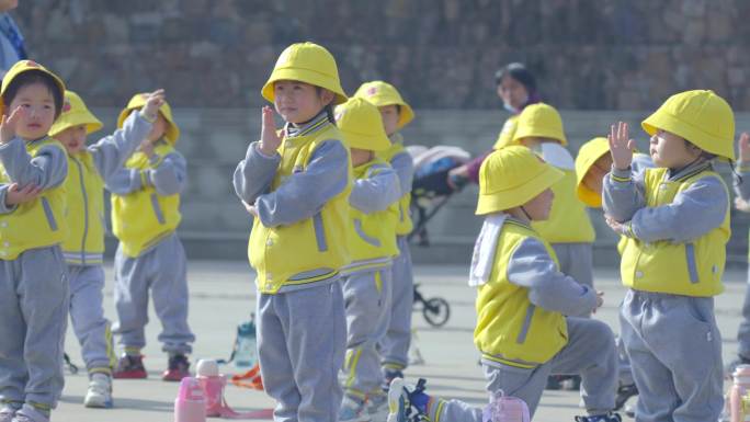 阳光明媚老师带领学生小朋友们开心玩耍