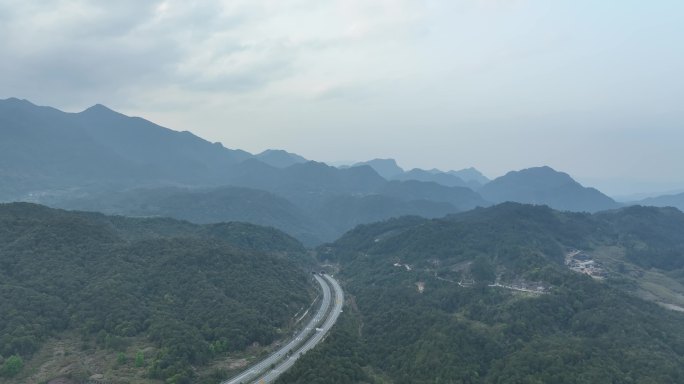 森林高速公路隧道航拍山峰隧道山脉森林道路