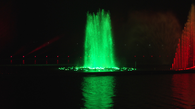 夜晚水灯喷泉
