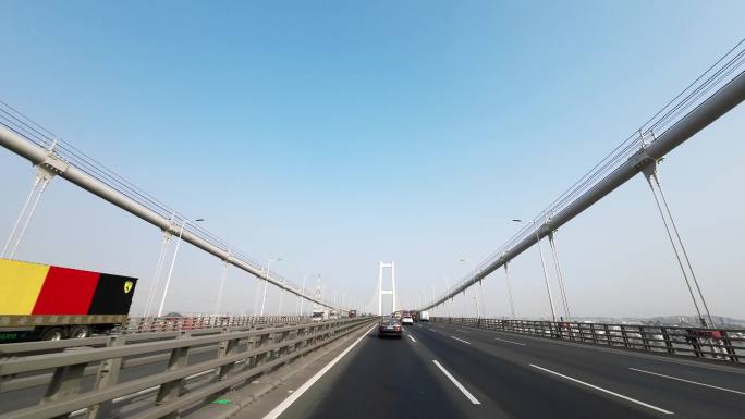 汽车行驶在广州南沙大桥