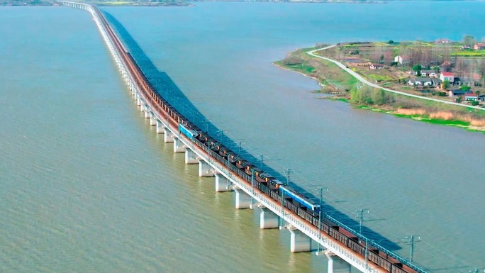 航拍运煤火车，浩吉铁路货运火车跨湖大桥
