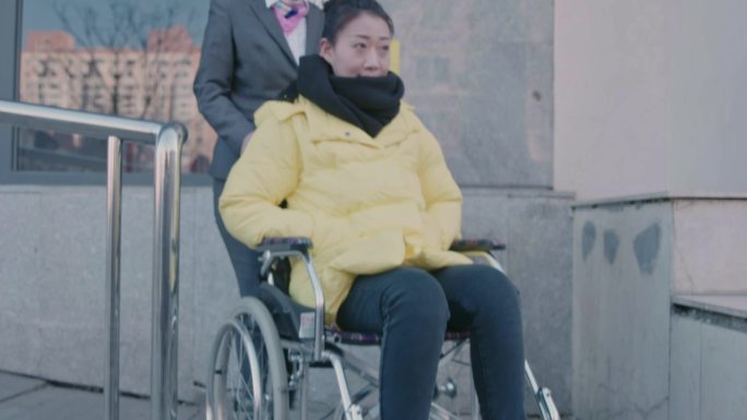 轮椅 无障碍通道 残疾 热心 暖心