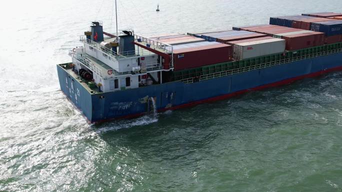 一艘装载集装箱的远洋货轮在海上行驶航拍
