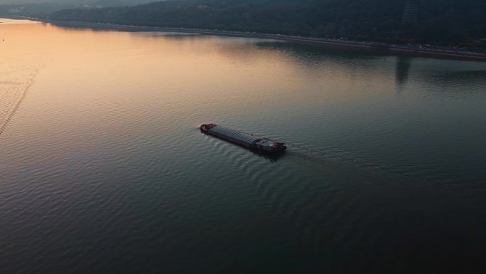 航拍钱塘江夕阳下的货轮