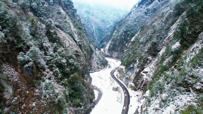 航拍冬季绵茂公路