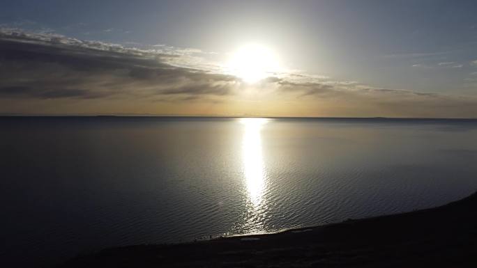 航拍青海湖日出清晨阳光草原湖泊