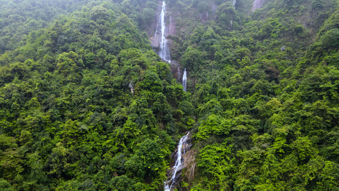 郊外悬崖峭壁的流水瀑布4K航拍