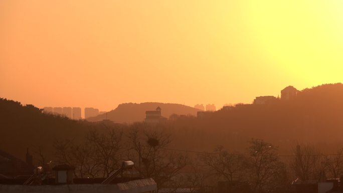 黄昏时分空镜，山景，枯树，烟囱