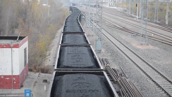 运煤火车进站机械装煤作业镜头多角度拍摄