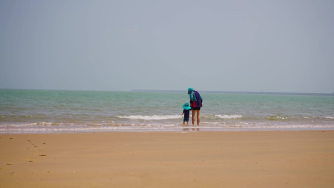 父女在海边游玩沙滩海滩海浪海水浪花希望
