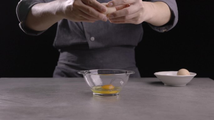 厨师打鸡蛋进玻璃碗慢动作特写