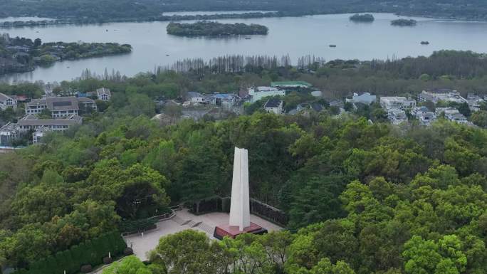 航拍杭州西湖边的革命英雄纪念碑