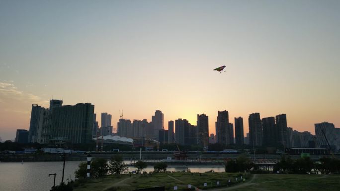 杭州城市傍晚天空夕阳下风筝飞扬