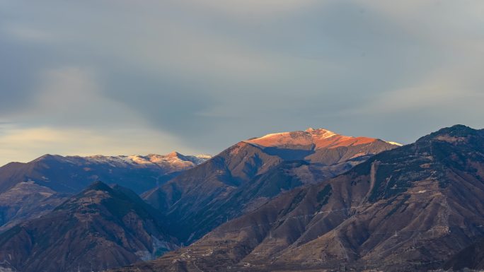 阿坝日照雪山