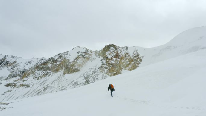 团队合作 冲锋衣 成就 攀登雪山 雪山