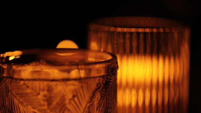 玻璃杯和昏暗的烛光