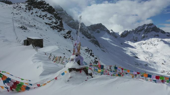 藏区经幡雪山航拍