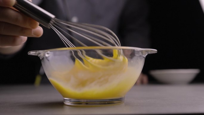 厨师抽动鸡蛋液慢动作特写