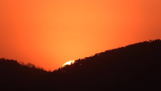 日出，太阳从山坡爬上来