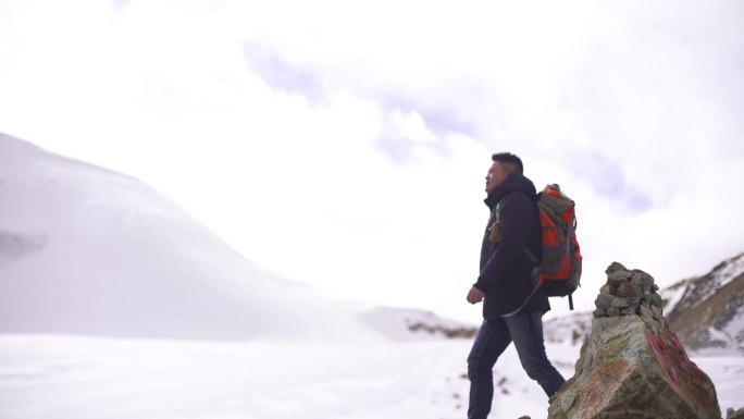 凌晨登雪山 打电筒光 早晨阳光