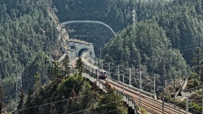 【正版原创实拍】武陵山区火车从隧道驶出