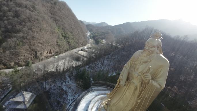 穿越机航拍河南洛阳老君山山门老君像