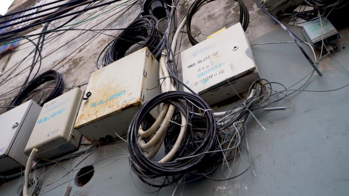 老旧电线上光影蜘蛛网时间小区用电安全隐患
