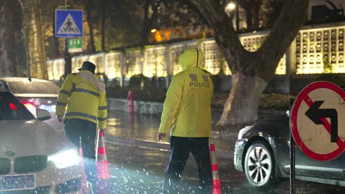 慢动作拍摄下雨天在路上执勤的交警