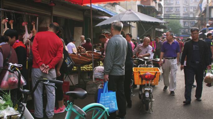 热闹拥挤露天菜市场城市烟火气百姓柴米油盐