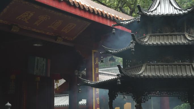 下雨天杭州寺庙大殿前的香炉青烟袅袅