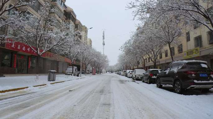 下雪天县城道路行车记录