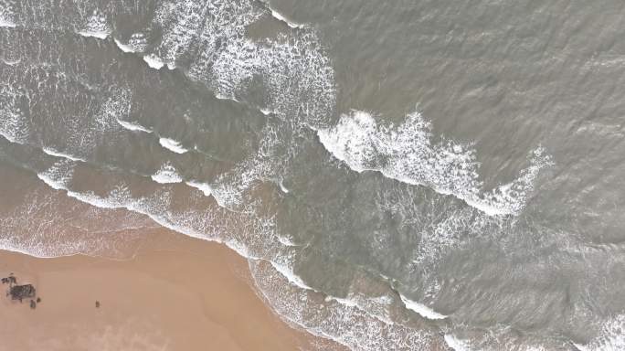 阴天沙滩海水浪花俯拍海边潮汐海水冲刷沙滩