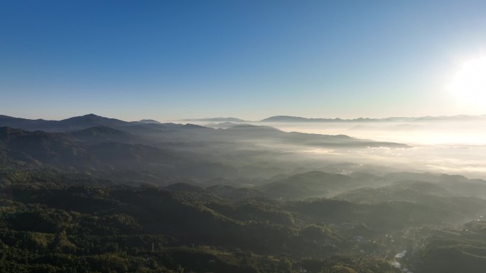 云雾笼罩下的瑞丽市勐秀山