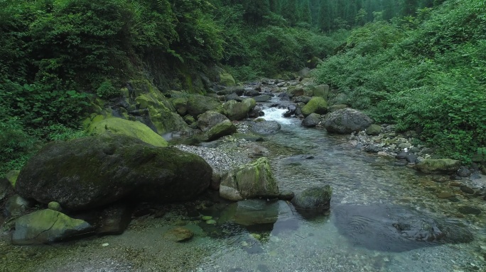 航拍峨眉山后山大山深处清澈溪流自然风景