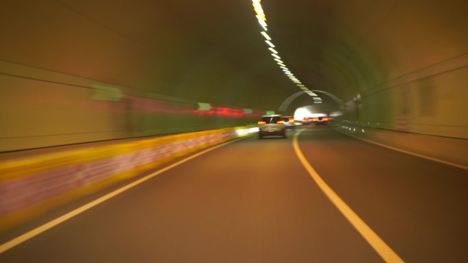 高速公路速度感高速行驶入隧道速度激情赛车