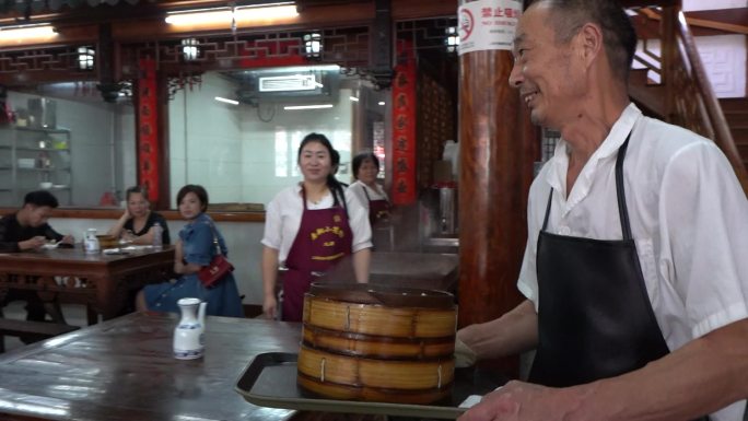 包子店包子出笼上桌老板上菜