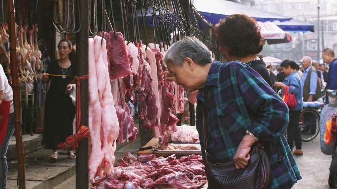 成都露天菜市场生猪肉摊位消费旺盛热闹集市