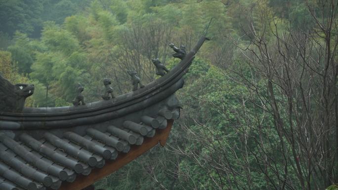 烟雨天寺庙飞檐与远处的青山