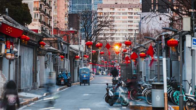 北京东城区胡同新年过年灯笼车流人来人往