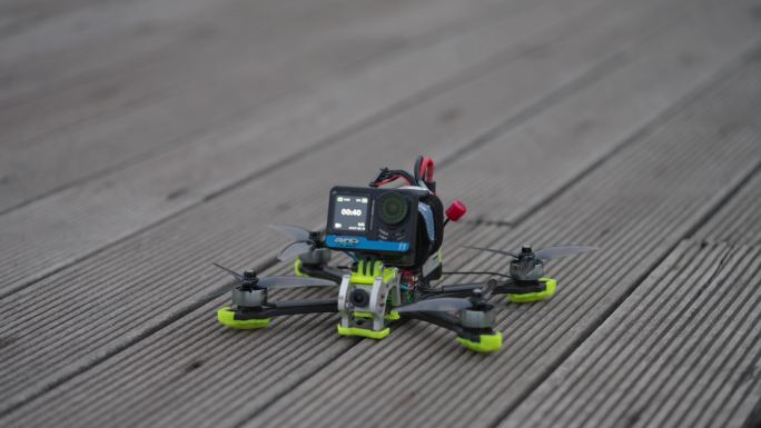 穿越机在防腐木地板上起飞