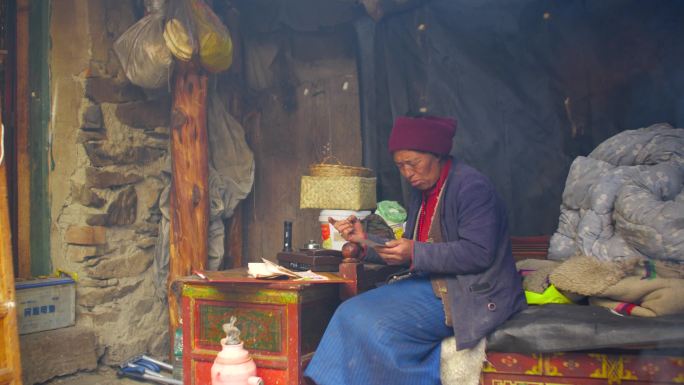 贫困山区 老电话 座机电话藏族老人带佛珠