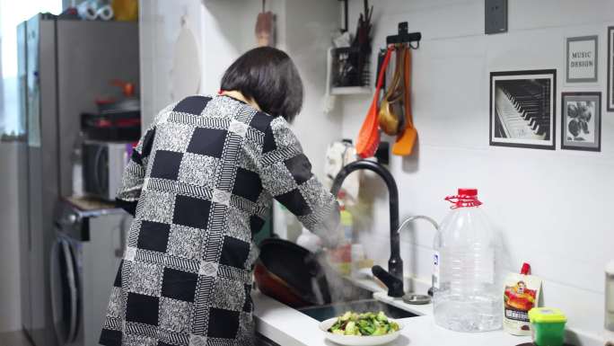 妇女在家做饭   炒菜  切菜  做饭