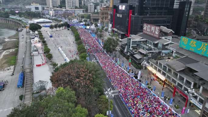 重庆马拉松2023人山人海