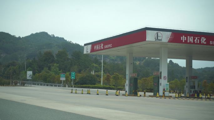 路边中国石化加油站开车经过加油站