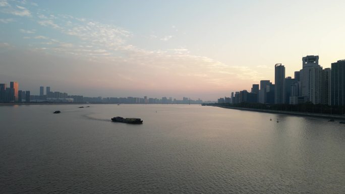 京杭大运河杭州段船舶通行航拍