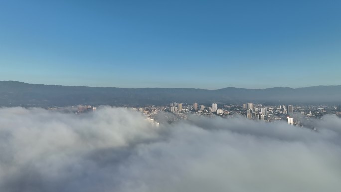 平流雾向瑞丽市城区逼近