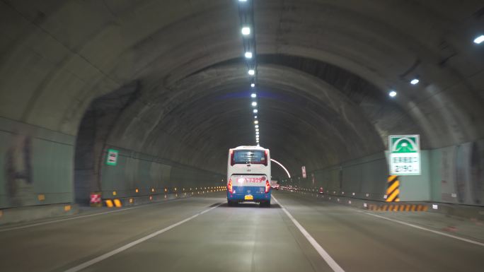 客运车辆驾驶高速公路驶入隧道大巴中巴行驶