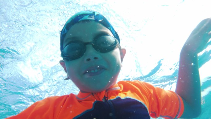 水下摄影小男孩游泳潜水儿童体育运动