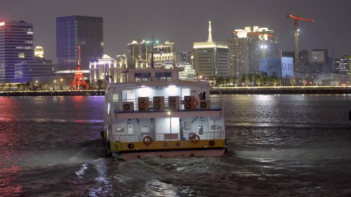 4K夜晚杨浦大桥下黄浦江上的游船