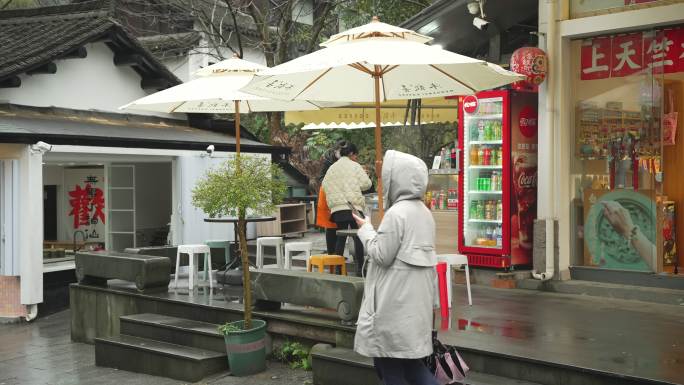 下雨天路边小店